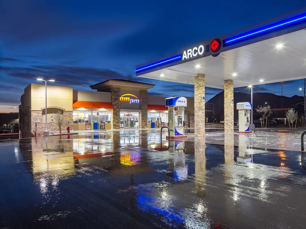 Arco AM/PM - Convenience store with gas pumps and car wash located in southwest Las Vegas, NV